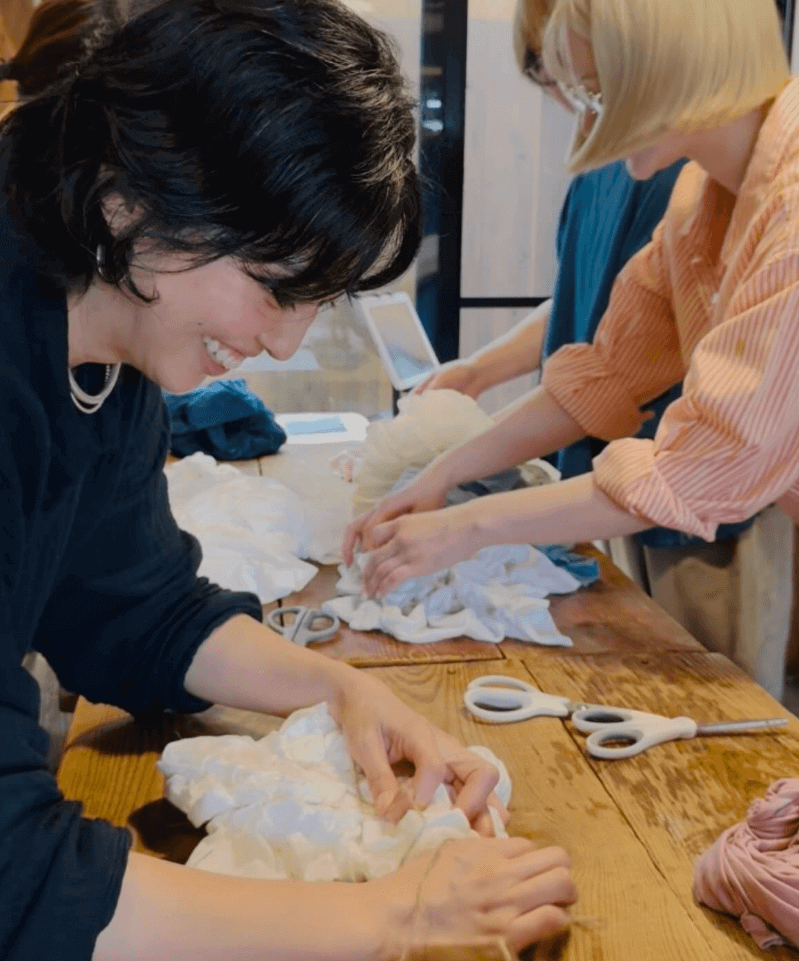 スタッフのアイデアを検討する様子