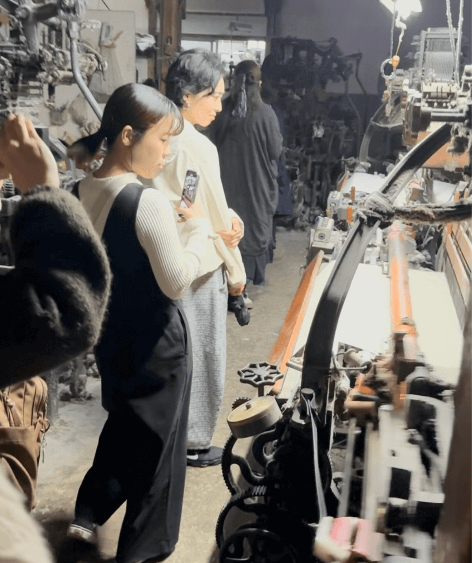 UZUiROスタッフが機屋で学ぶ様子