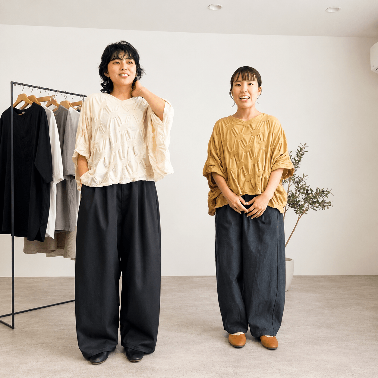ボートネックドットニットTシャツの着用コーデ
