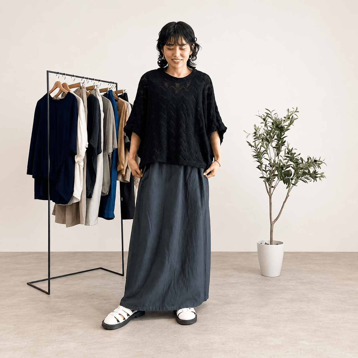 サロペットスカートのショルダーストラップを下げた着こなし