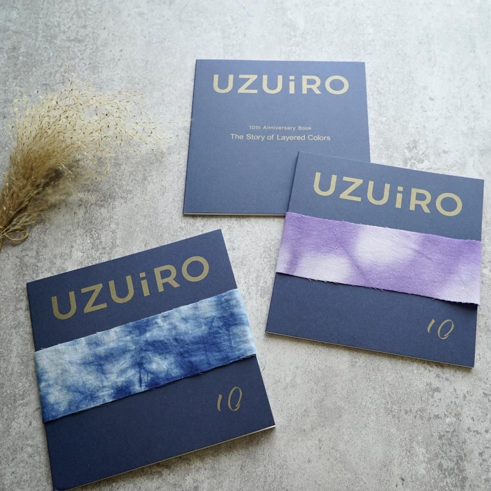 手染めの帯を巻いたUZUiRO 10周年記念本