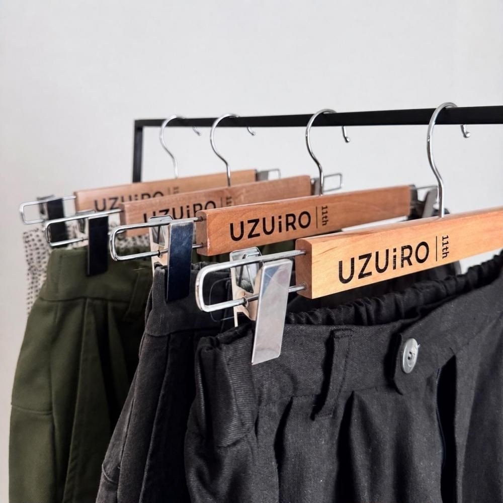 UZUiRO 11thロゴ入り木製パンツハンガーにパンツを掛けたところ